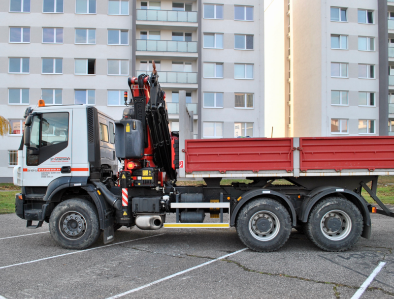 Nákladné auto s hydraulickou rukou IVECO TRAKKER-AUTODOPRAVA KOSICE