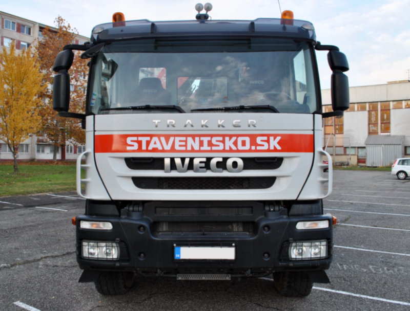 Autodoprava Košice - nákladné auto s hydraulickou rukou IVECO TRAKKER