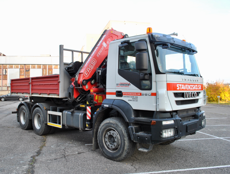 nakladne auto s hydraulickou rukou - IVECO TRAKKER- autodoprava Kosice